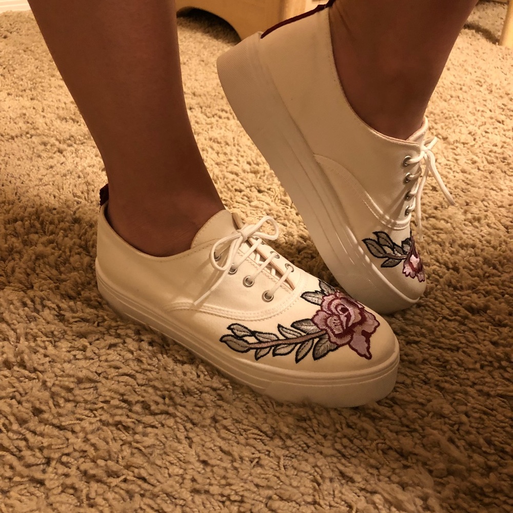 New Platform white Topshop flower tennis shoes!